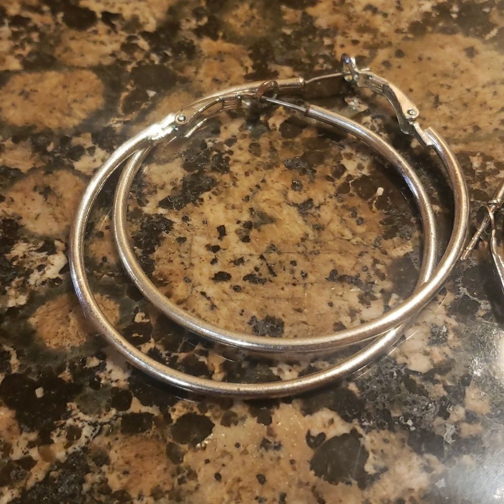 ‎2 Silver Dangle Earrings - Picture 2 of 3